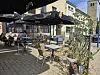 La serveuse a été attaquée alors qu'elle débarrassait une table en terrasse.