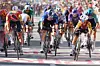 Bryan Coquard (à d.) jette un regard inquiet vers sa droite. Mais c’est bien lui qui remporte une étape qui marquera cette édition de la Vuelta.