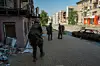 Des militaires ukrainiens marchent dans une rue de Droujkivka, dans la région de Donetsk, en pleine invasion de l'Ukraine par la Russie.