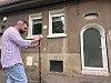 Alan Archen, agent immobilier indépendant IAD France et formateur, prend les photos d’une maison mitoyenne à Knutange avant sa mise en vente.