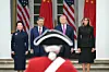 À la Maison-Blanche, les deux couples présidentiels ont assisté à la parade d'une fanfare en costume d'époque.
