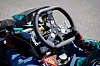 Le handikart se conduit sans pédales mais avec des palettes au volant.