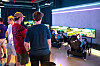 Des pilotes de simulation de course (sim race) en action.