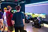 Des pilotes de simulation de course (sim race) en action.