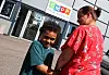 Aurélie Stocco et son fils Mahdi devant le CMPP Nord-Moselle situé dans le quartier de Marspich à Hayange.