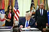 Le président américain, Donald Trump, signe un décret appelant à davantage de recherches et de flexibilité concernant les vaccins, aux côtés du secrétaire à la Santé et aux Services sociaux Robert F. Kennedy Jr. (à d.) et de Jayme Leagh Franklin (à g.), fondatrice de The Conservateur.