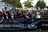 Des participants et des responsables, dont le maire d’Aubervilliers Sofienne Karroumi (C) et le maire de Saint-Denis Bally Bagayoko, prennent part à une marche silencieuse en hommage à Pengo Bossio Wangi, un homme tué lors d’une fusillade par un assaillant le 23 octobre, une marche organisée par son club de MMA près de l’hôtel de ville d’Aubervilliers, au nord de Paris, ce dimanche.