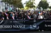 Des participants et des responsables, dont le maire d’Aubervilliers Sofienne Karroumi (C) et le maire de Saint-Denis Bally Bagayoko, prennent part à une marche silencieuse en hommage à Pengo Bossio Wangi, un homme tué lors d’une fusillade par un assaillant le 23 octobre, une marche organisée par son club de MMA près de l’hôtel de ville d’Aubervilliers, au nord de Paris, ce dimanche.