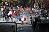 Des manifestants brandissant des drapeaux tricolores à Marseille.