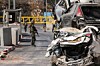 Un soldat israélien parle avec un conducteur au poste de contrôle nord, bloqué, à Hébron, en Cisjordanie occupée, ce samedi.