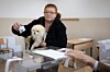 À Sofia, ce dimanche matin, une électrice venue voter accompagnée.