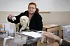À Sofia, ce dimanche matin, une électrice venue voter accompagnée.