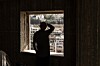 Un Palestinien regardant des maisons vides après que l'armée israélienne a forcé les habitants à évacuer le quartier d'Ein Deir Baha, dans la ville occupée d'Hébron, en Cisjordanie, le 24 octobre 2026.