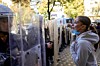 Une manifestante faisant face à des policiers anti-émeute lors d’une manifestation antigouvernementale dans le centre de Tirana, le 20 octobre.