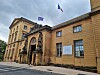 Le nonagénaire au casier vierge a écopé de quinze mois de prison avec sursis. Il est soumis à des interdictions et obligations s’étalant sur plusieurs années.