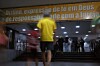 Des personnes arrivant pour voter lors du second tour de l’élection présidentielle dans un bureau de vote installé dans une église du quartier de Copacabana, à Rio de Janeiro, ce dimanche.