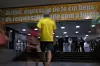 Des personnes arrivant pour voter lors du second tour de l’élection présidentielle dans un bureau de vote installé dans une église du quartier de Copacabana, à Rio de Janeiro, ce dimanche.