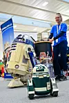 Des répliques fonctionnelles du robot R2-D2 et autres petits droïdes de la saga Star Wars étaient présentes.