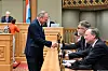 Le ministre des Finances, Gilles Roth, saluant le député socialiste Franz Fayot qui a qualifié la réforme fiscale de «socialement injuste». Les élus socialistes se sont finalement abstenus.