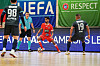 Deux joueurs de l'équipe grecque de Doukas font face à un joueur de Differdange.