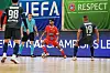 Deux joueurs de l'équipe grecque de Doukas font face à un joueur de Differdange.