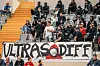 Des supporters du Red Boys Differdange brandissent une banderole dans les tribunes pendant un match européen de futsal.