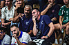 Didier Dinart et Nikola Malesevic observent la Supercup de handball depuis le banc.