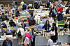 Des visiteurs découvrent des livres parmi les stands bondés du salon Walfer Bicherdeeg.