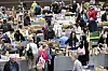 Des visiteurs découvrent des livres parmi les stands bondés du salon Walfer Bicherdeeg.