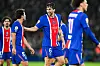 Illia Zabarnyi et ses coéquipiers du PSG échangent pendant le match de Ligue 1 contre Lyon au Parc des Princes.
