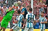 Martinez, Otamendi, Mc Allister et Romero encerclent Lovren. Les révélations argentines du Mondial font le job.
