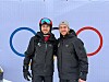 C'est bien Geoffrey qui pose avec casque et lunettes à côté de son frère, Matthieu. Mais c'est bien ce dernier qui sera sur les skis à dès samedi.