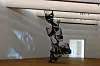 L’installation de cet escalier a fait l’objet d’un soin particulier pour entraîner un jeu d’échelle avec d’autres œuvres et inciter les visiteurs à se déplacer autour pour en découvrir toutes les perspectives.