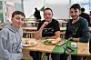(De g. à d.) Après avoir passé la matinée à monter une scène, Victoria, Joris et Manu partagent un déjeuner, le symbole d’une convivialité chère aux bénévoles.