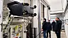 Daniel Lippert et Claude de Girolamo supervisent l’utilisation des compacteurs pour les déchets résiduels en mélange dans une résidence de la Cloche d’or.