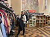 Presque quotidiennement, Elise Houwen vient bénévolement travailler dans le magasin social d'Ernster.