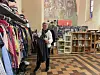 Presque quotidiennement, Elise Houwen vient bénévolement travailler dans le magasin social d'Ernster.