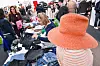 Que ce soit pour les bénéficiaires de la Croix-Rouge ou des visiteurs plus aisés, le Bazar permet notamment de trouver des vêtements de seconde main.