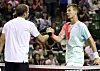 Gilles Muller (à g.) serre la main de Tomas Berdych. Il vient de s'offrir le scalp du neuvième joueur mondial l.