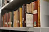 L’étiquette noire indique que le livre qui devrait se trouver là a disparu.