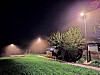 Ces lampadaires n’éclairent que le sol et s’allument uniquement lorsque les caméras détectent des passants.