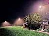 Ces lampadaires n’éclairent que le sol et s’allument uniquement lorsque les caméras détectent des passants.