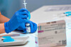 Les flacons multidoses peuvent provoquer des pertes de vaccin. Une fois préparées, les doses doivent en effet être administrées le jour même.