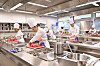 Les élèves du lycée hôtelier apprennent les bases de la cuisine, comme ici la découpe d’un morceau de viande. (Photos : fabrizio pizzolante)