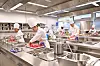 Les élèves du lycée hôtelier apprennent les bases de la cuisine, comme ici la découpe d’un morceau de viande. (Photos : fabrizio pizzolante)
