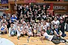 Les joueurs d'Etzella fêtent leur 17e titre au milieu de leurs supporters.