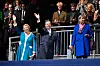 Guillaume et Stéphanie arrivent sous les applaudissements du public à la tribune du Glacis.