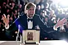 Cinq ans après le sacre de The Square, Ruben Ostlund remporte cette année une seconde Palme d'or pour Sans filtre.