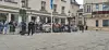 Plusieurs dizaines de personnes sont déjà rassemblées de part et d’autre de la rue de la Reine face au balcon du Palais.