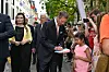 Très accessible, le chef de l’Etat n’a pas hésité pas à signer des autographes sur des éventails aux couleurs du drapeau.